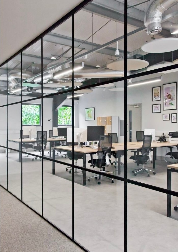 Frameless glass partition design